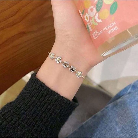 Brick Inlaid Cubic Zirconia Snowflake/Flower Bracelet - Picture 6 of 6